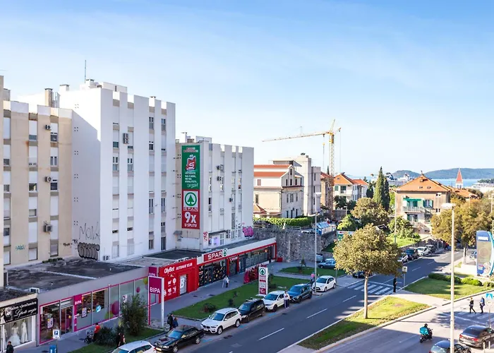 Spacious 3 Bedroom Chiara Near & Old Tovn Apartman