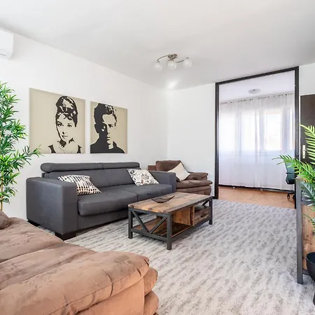 Apartment Spacious 3 Bedroom Chiara Near & Old Tovn