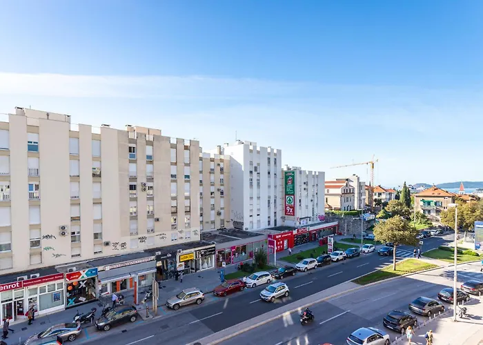 Spacious 3 Bedroom Chiara Near & Old Tovn * Split